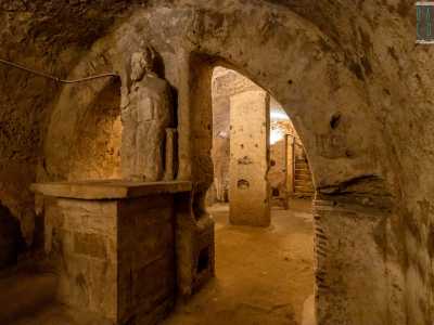 Proseguiamo in fondo al vano. Alle nostre spalle, su un altare posto in una nicchia in pietra ricavata da un pilastro, si erge la statua di San Cleto benedicente, segno che la grotta serv� in seguito come luogo religioso
